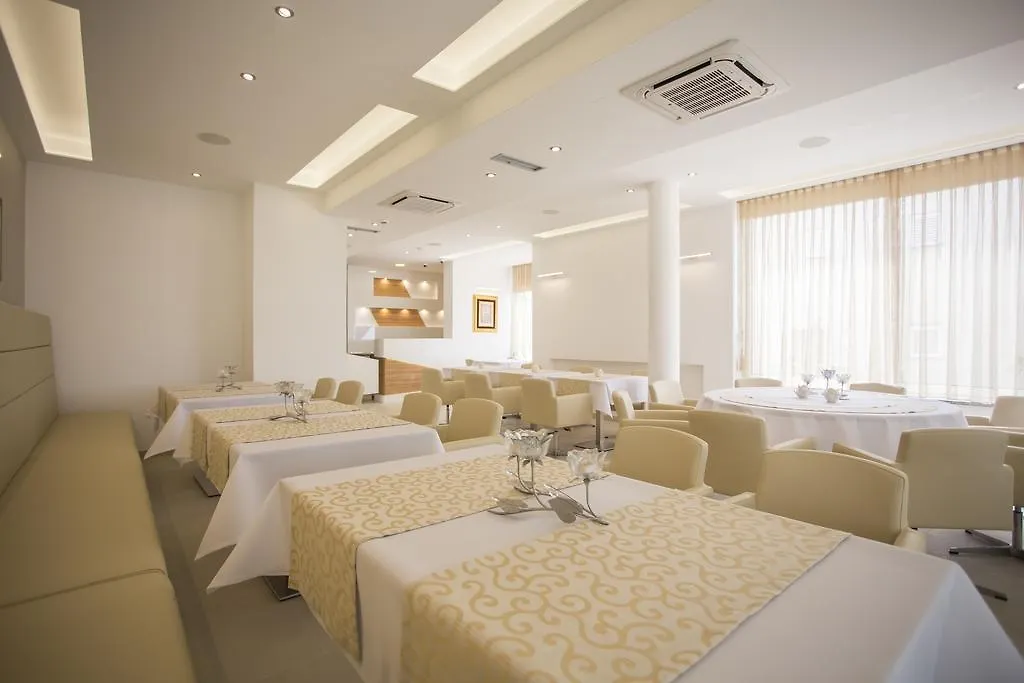 Adrion Aparthotel Pula 4*,  Kroatien